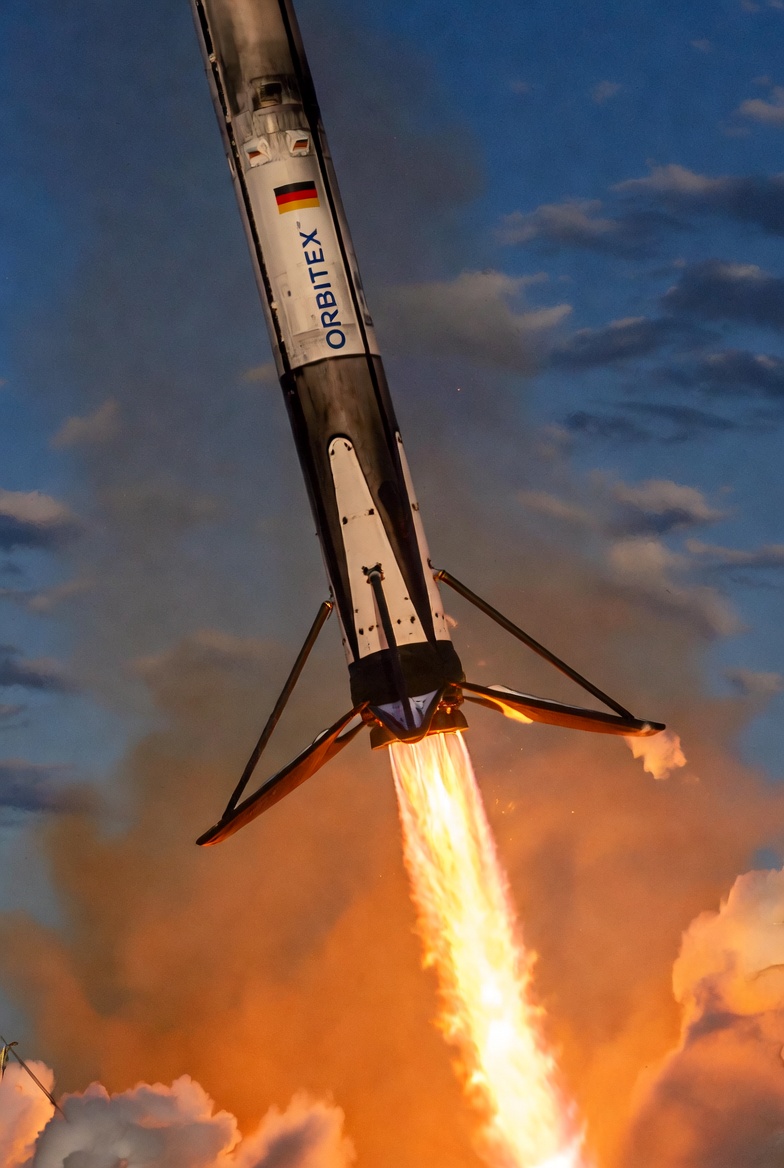Wiederverwendbarer Orbitex-Booster bei präziser Landung auf der Plattform